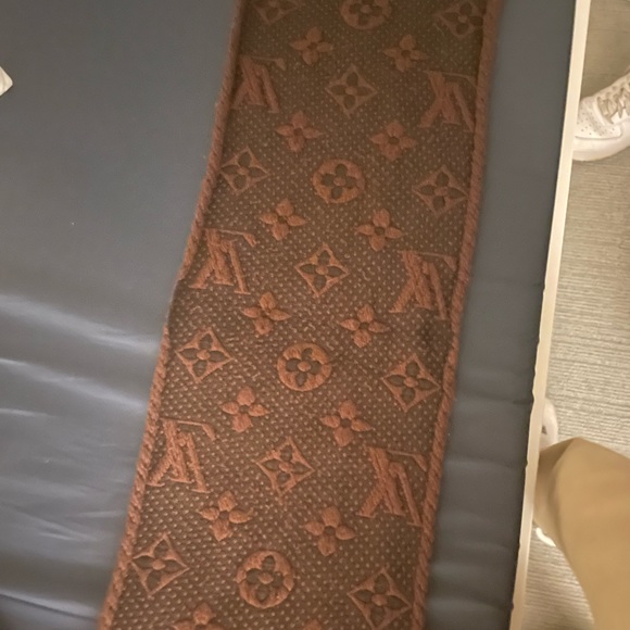 Louis Vuitton brown scarf - Picture 3 of 3